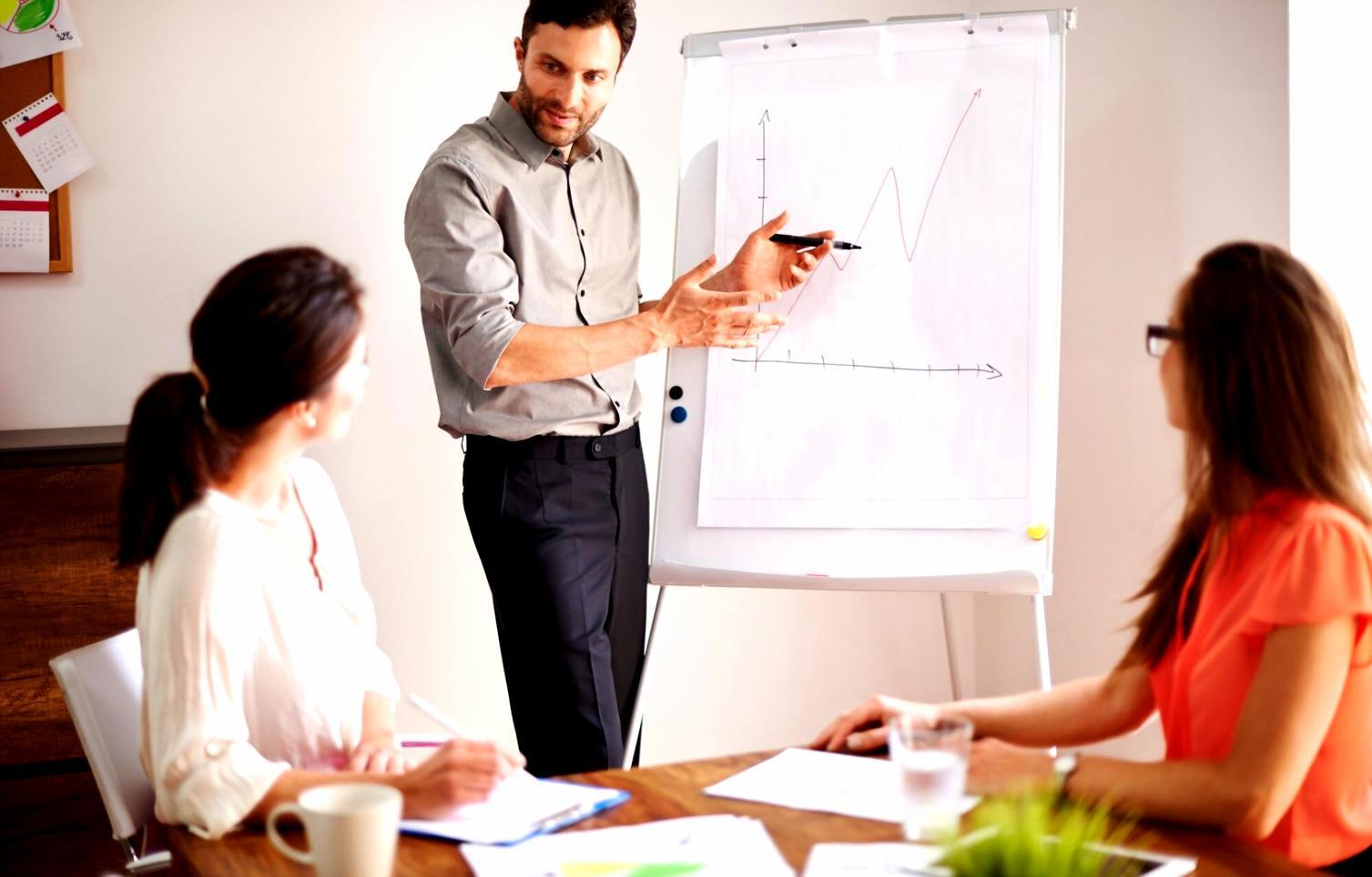 Modernes Büro mit digitalen Finanzanalyse-Tools auf Bildschirmen