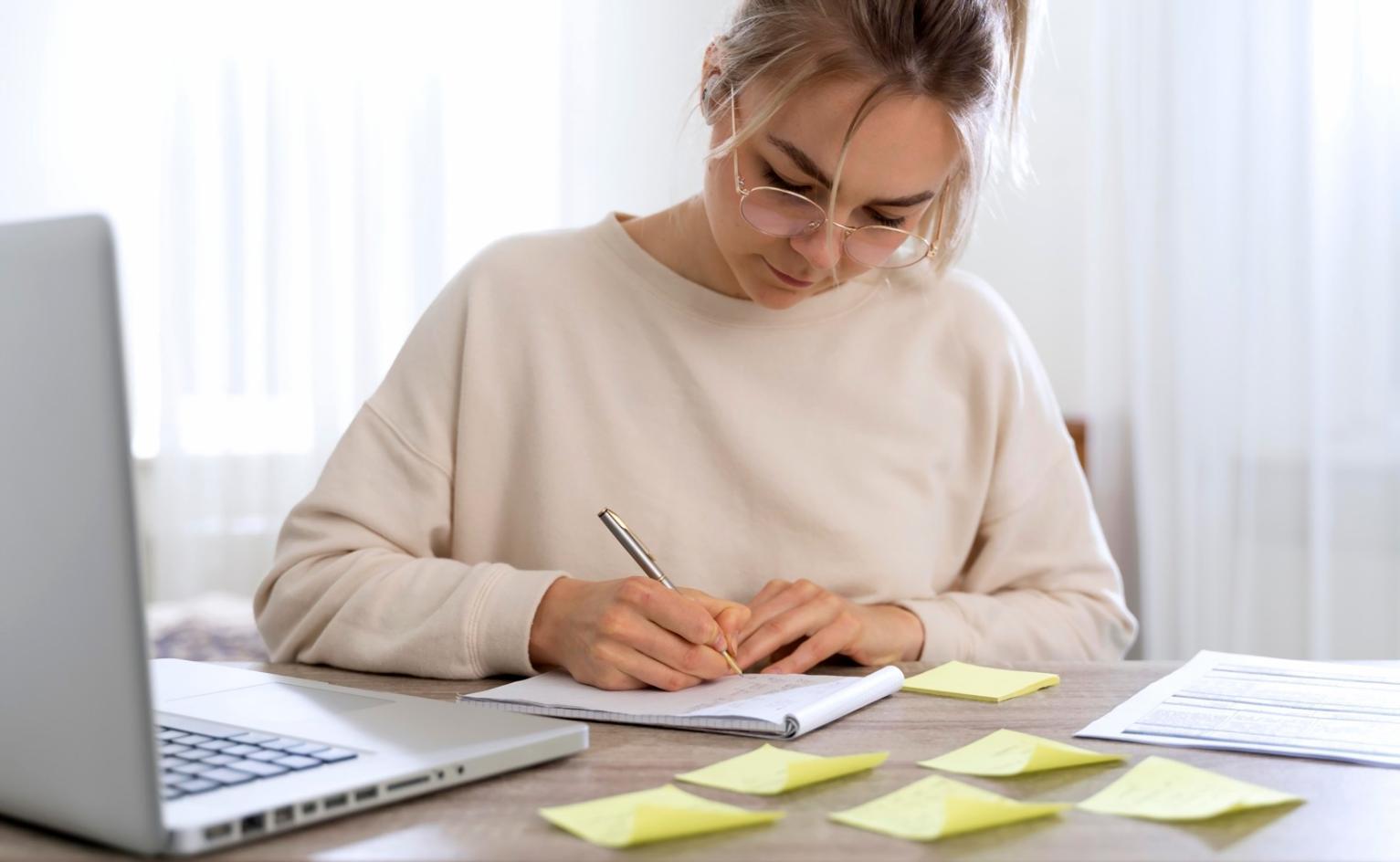 Moderne Büroumgebung mit Finanzunterlagen